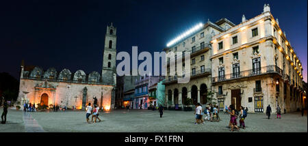 Vue panoramique horizontal de la Plaza de San Francisco de nuit à La Havane, Cuba. Banque D'Images