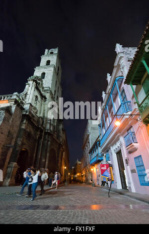 Vue verticale du Convento de San Francisco de Asis à Plaza de San Francisco de nuit à La Havane, Cuba. Banque D'Images