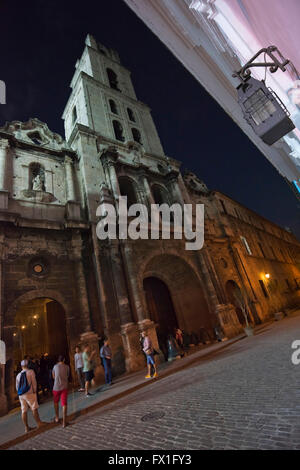 Vue verticale du Convento de San Francisco de Asis à Plaza de San Francisco de nuit à La Havane, Cuba. Banque D'Images