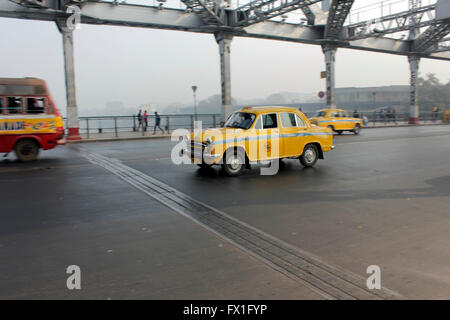 Le grand ancien ambassadeur de Kolkata taxi jaune Banque D'Images