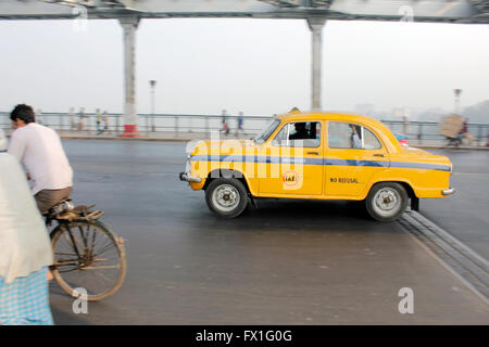 Le grand ancien ambassadeur de Kolkata taxi jaune Banque D'Images