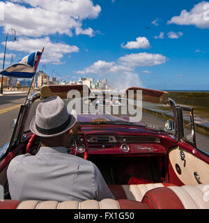 Vue horizontale de la jetée de l'intérieur d'une voiture américaine classique à La Havane, Cuba. Banque D'Images