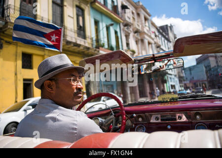 Vue horizontale de la vieille Havane de l'intérieur d'une voiture américaine classique, à Cuba. Banque D'Images