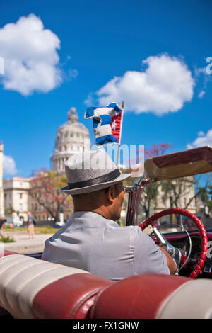 Vue verticale de l'édifice de la capitale nationale (El Capitolio) à partir d'une voiture américaine classique, à Cuba. Banque D'Images