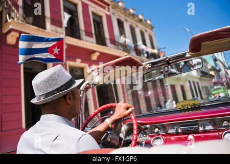 Vue horizontale de la vieille Havane de l'intérieur d'une voiture américaine classique, Cuba Banque D'Images