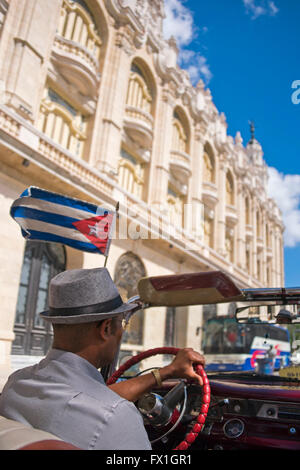 Vue verticale du Grand Theatre de la vieille Havane de l'intérieur d'une voiture américaine classique, à Cuba. Banque D'Images