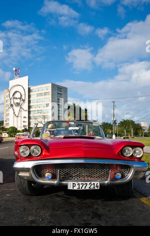 Vue verticale d'un classic American voiture garée sur la place de la Révolution à La Havane, Cuba. Banque D'Images