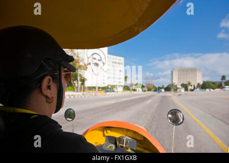 Vue horizontale de la place de la révolution d'un taxi jaune Coco à La Havane, Cuba. Banque D'Images