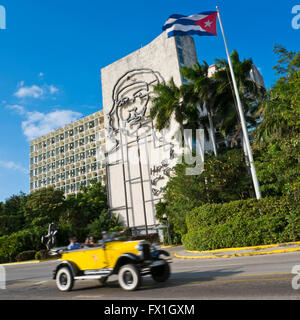 Vue sur place de la Che Guevara murale sur le ministère de l'intérieur des capacités à La Havane, Cuba. Banque D'Images
