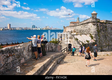 Vue horizontale de la gratte-ciel d'El Castillo del Morro à La Havane, Cuba. Banque D'Images