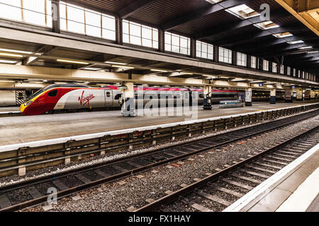 La gare de Euston, plates-formes, Londres, Angleterre, Royaume-Uni. Banque D'Images
