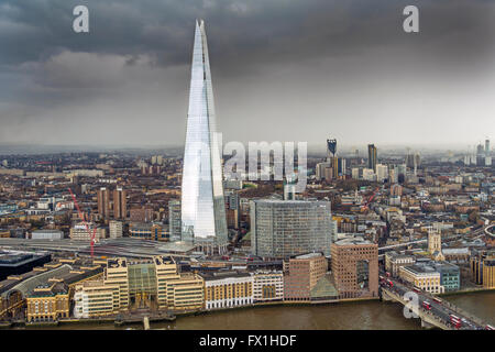 Le fragment dans une tempête vue depuis le bâtiment talkie walkie 20 Fenchurch Street Londres Banque D'Images