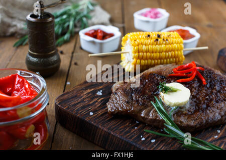 Délicieux steak de boeuf sur table en bois Banque D'Images