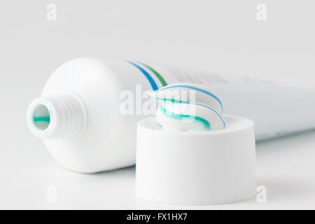 Tube de dentifrice avec une petite quantité de dentifrice sur la pac Banque D'Images