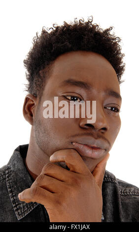 Un coup de tête de la face d'un jeune homme afro-américain avec sa main sur son menton, isolée pour fond blanc. Banque D'Images