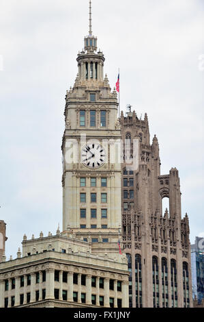 Une référence architecturale à Chicago, le Wrigley Building recouvert de terre cuite avec sa tour de l'horloge. Chicago, Illinois, USA. Banque D'Images