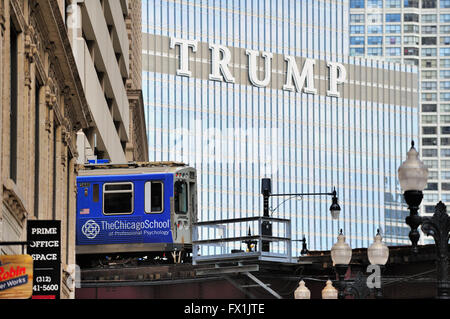 Un LTC du train de disparaître dans le canyon au-dessus de Lake Street lorsqu'il complète son tour du Wabash Avenue. Chicago, Illinois, USA. Banque D'Images