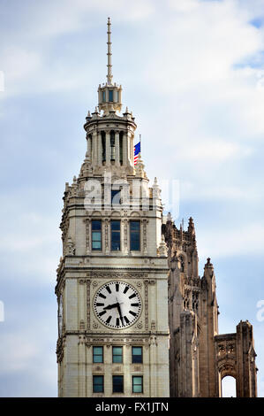 Une référence architecturale à Chicago, le Wrigley Building recouvert de terre cuite avec sa tour de l'horloge. Chicago, Illinois, USA. Banque D'Images