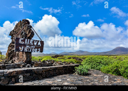 Panneau d'entrée de la Cueva de los Verdes, une grotte et une attraction touristique sur l'île de Lanzarote, Espagne Banque D'Images