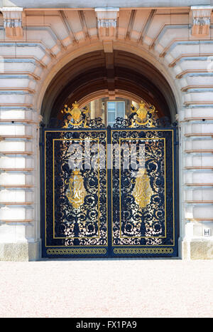 Buckingham Palace est la résidence de Londres et principal lieu de travail du monarque régnant du Royaume-Uni. Face Est détail Banque D'Images