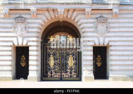 Buckingham Palace est la résidence de Londres et principal lieu de travail du monarque régnant du Royaume-Uni. Face Est détail Banque D'Images