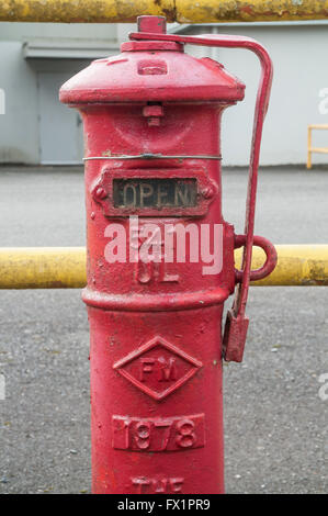 Distributeur rouge au-dessus du sol à l'ancienne unité centrale nucléaire. Banque D'Images