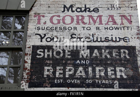 Ancienne publicité peinte sur un mur à Curzon Street dans le centre-ville de Derby Banque D'Images