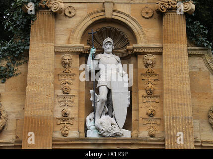 Lichfield War Memorial avec sa statue de St George et le Dragon Banque D'Images