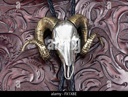 Les indiens en argent sterling ram head bolo tie. Banque D'Images