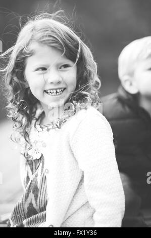 Photos de famille de frère et sœur au parc Banque D'Images