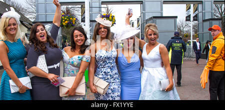 Mesdames Journée au 2016 Grand National Aintree, Merseyside, Royaume-Uni. Au cours des années précédentes se sont tenues du participant attention pour toutes les mauvaises raisons, les fonctionnaires au Grand National a encouragé cette année, l'racegoers à 'smarten jusqu' à rendre l'événement plus d'inspiration. Banque D'Images