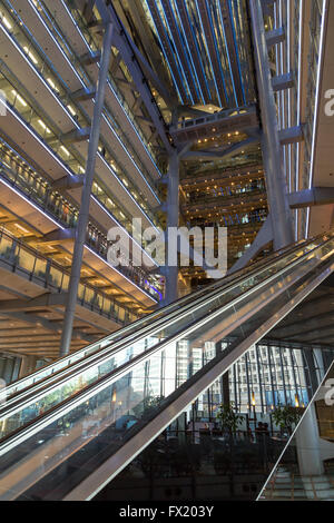 Escaliers mécaniques et atrium au bâtiment principal de la HSBC à Hong Kong, Chine. Banque D'Images