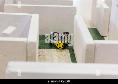 Concours des étudiants de l'école parmi les robots. Robot dans un labyrinthe. Banque D'Images