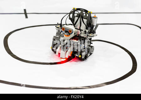 Concours des étudiants de l'école parmi les robots. Un robot constitué de blocs Lego. Banque D'Images