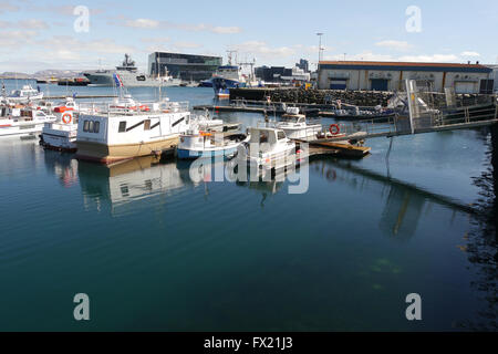 Bateaux amarrés dans le port de Reykjavik sur une journée ensoleillée. L'Islande. Banque D'Images