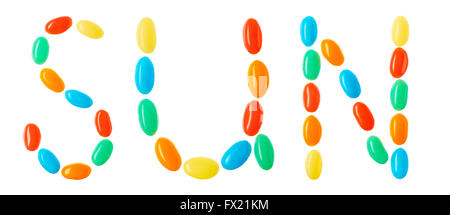 Lettrage de Sun fait bonbons multicolores isolé sur fond blanc Banque D'Images