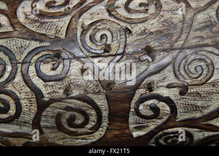 Gros plan d'une belle vieille boîte en bois sculpté ou gravé à la main avec une poitrine, celtic, arts et métiers, la conception de l'arbre. Banque D'Images