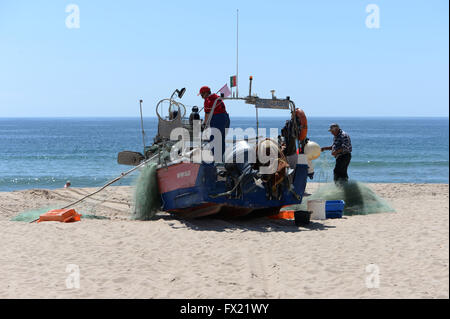 Pêcheur sur la plage de Salema, Algarve , Portugal Banque D'Images