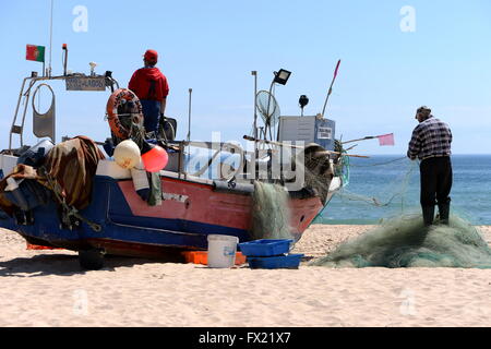 Pêcheur sur la plage de Salema, Algarve , Portugal Banque D'Images