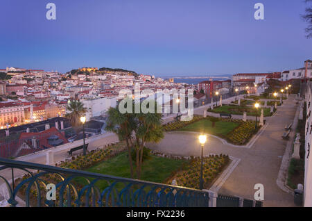 Santa Cruz et de l'Alfama de Sao Pedro de Alcantara Gardens, le Bairro Alto, au crépuscule, Lisbonne, Portugal Banque D'Images
