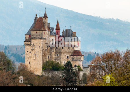 Le magnifique château médiéval ' Chateau de Menthon Saint Bernard ' .par le lac d'Annecy dans la. Haute Savoie Rhone Alpes en France Banque D'Images
