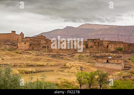 Village Berbère marocain dans les montagnes avec terrasse de la culture. Setti Fadma Atlas. Vallée de l'Ourika, Maroc Banque D'Images