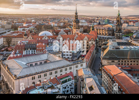 Vue sur la vieille ville et les gratte-ciel de Dresde à l'aube, Saxe, Allemagne Banque D'Images