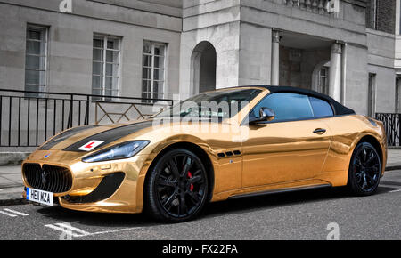 Plaqué or Grand Turismo Maserati MC convertible avec un apprentis conducteurs G plaque fixée,garé dans une rue de Mayfair Londres Banque D'Images