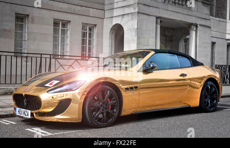 Plaqué or Grand Turismo Maserati MC convertible avec un apprentis conducteurs G plaque fixée,garé dans une rue de Mayfair Londres Banque D'Images