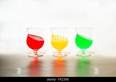 Rouge, jaune et vert de la gélatine dans les verres. La gélatine EST INCLINÉE POUR DONNER UN ASPECT LUDIQUE À L'IMAGE. Banque D'Images