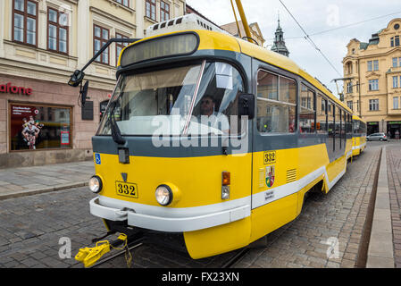 Tramway sur place de la République - place principale de la ville de Pilsen, République Tchèque Banque D'Images