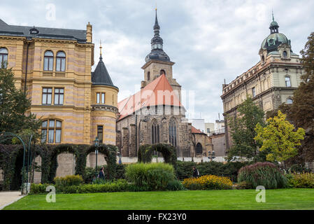 Monastère franciscain et l'église de l'Assomption de la Très Sainte Vierge Marie à Pilsen, République tchèque. Vue de l'Safarikovy Sady park Banque D'Images