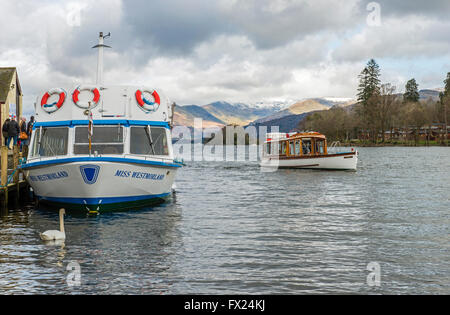 Mme Muriel Westmorland et II, deux bateaux de plaisance sur le lac Windermere dans le Parc National du Lake District, Cumbria Banque D'Images