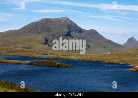 Stac Pollaidh Beag cul en arrière-plan Lochan un ais de premier plan Knockan Crag Assynt Ecosse Banque D'Images